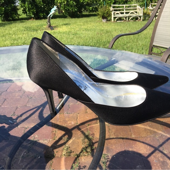 🛍️ SALE! SOMETHING BLEU Sz 8B Black Satin pumps - Picture 2 of 7